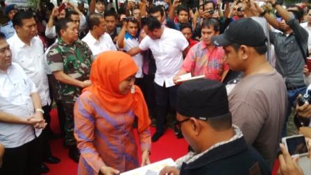 Terima Bantuan dari Mensos, Orang Tua Korban Asap Teteskan Air Mata 