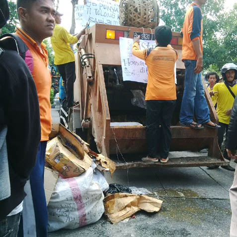Tuntut Gaji, Buruh PT MIG Serak Sampah di Depan Kantor Walikota Pekanbaru