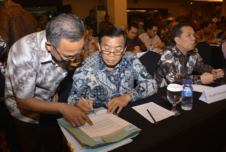 Walikota Teken Perjanjian Hibah Penyelesaian Hutang PDAM Tirta Siak