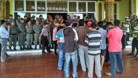 Pendemo Pertanyakan Pengelolaan Parkir Dishub Pelalawan