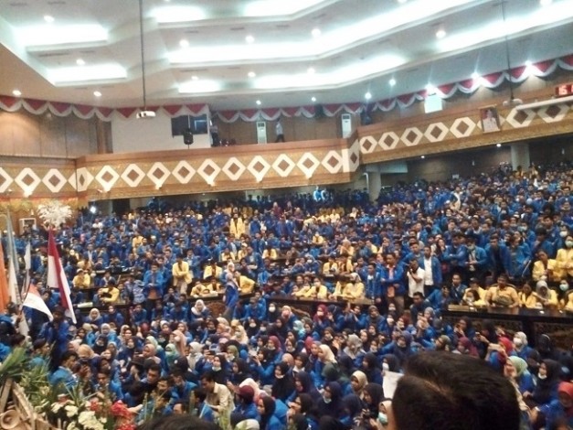 Mahasiswa Merangsek Masuk Ruang paripurna DPRD Riau 