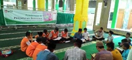 MTT Sumbagteng Salurkan Dana Beasiswa Pendidikan Yatim dan Dhuafa di Masjid Darul Amal Pekanbaru 