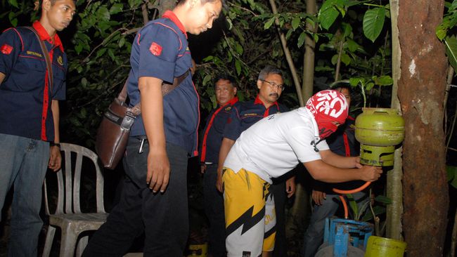 Polisi Ungkap Pengoplosan Gas LPG Skala Besar di Hutan Karet