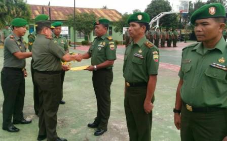 Gerebek Bandar Narkoba, Danramil 11 Tambusai dan 2 Personil Terima Penghargaan dari Danrem 031/WB 