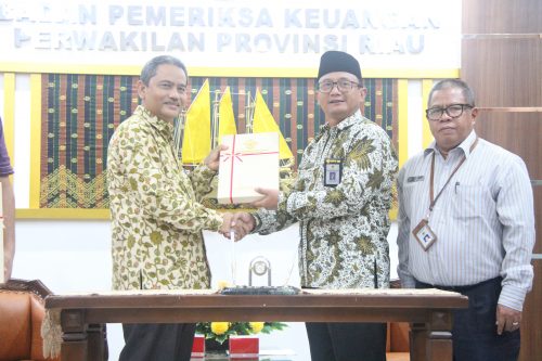 Penyerahan LHP Belanja Modal Infrastruktur kepada Pemprov dan DPRD Riau