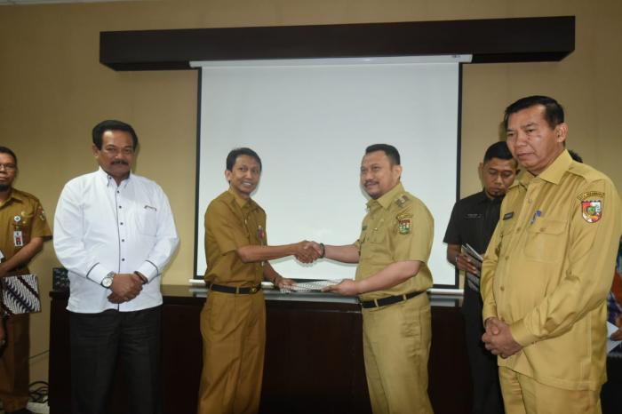 Bupati Kampar Terima SK Penetapan Pemenang SPAM 1000 Liter Per Detik