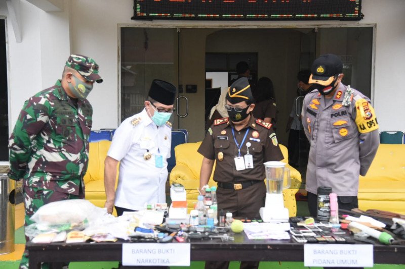 Kejaksaan Dumai Musnahkan Tiga Senpi Rakitan