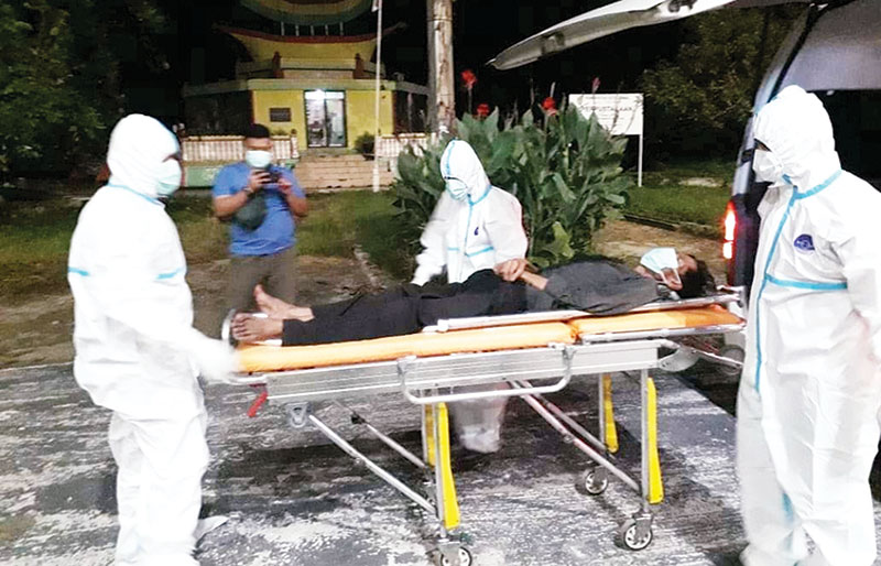 Tergeletak di Taman Bukit Gelanggang, Tunawisma Dibawa Tim Medis dengan APD