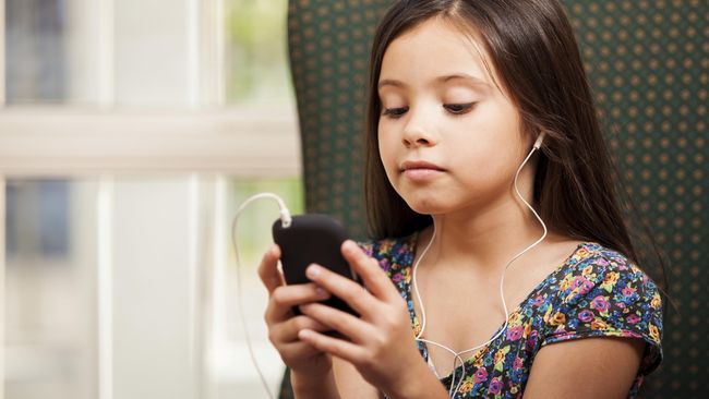 Mengapa Anak harus Dijauhkan dari Ponsel?