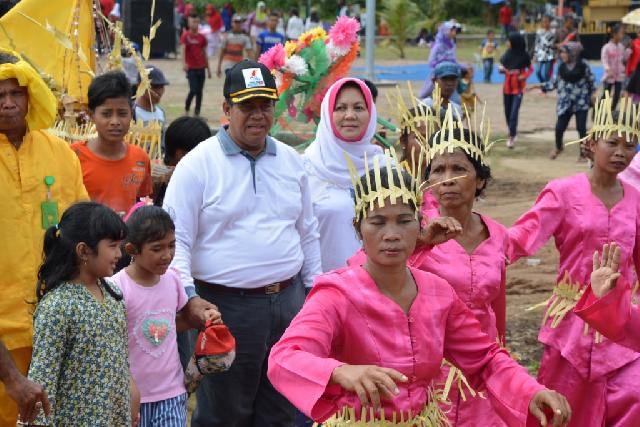 Tari Gendong Bikin Pj Bupati dan Isteri Larut 