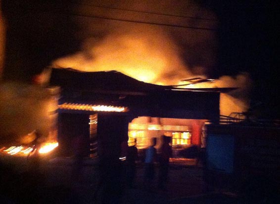 Diduga Akibat Korsleting Listrik, Rumah Warga Pasirpangaraian Ludes Terbakar