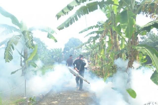 Pukesmas Sinoboi Lakukan Fogging di Lingkungan Warga 