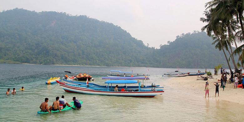 Menikmati Keindahan Pulau Pasumpahan 