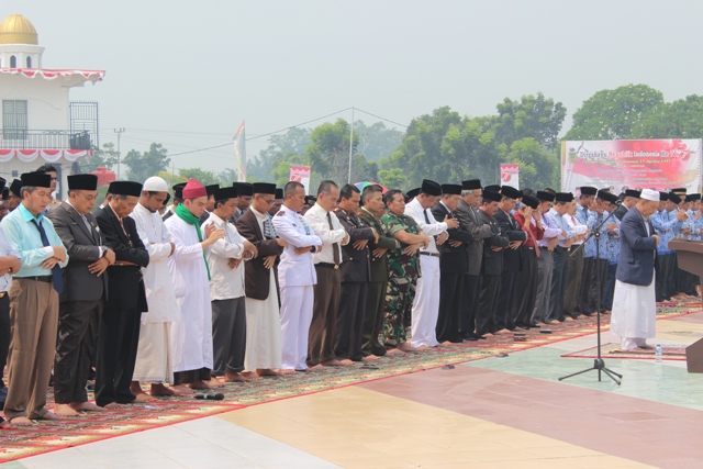 Langsung Sholat Istisqa, Rohil Peringati HUT RI ke-71 Ditengah Kabut Asap