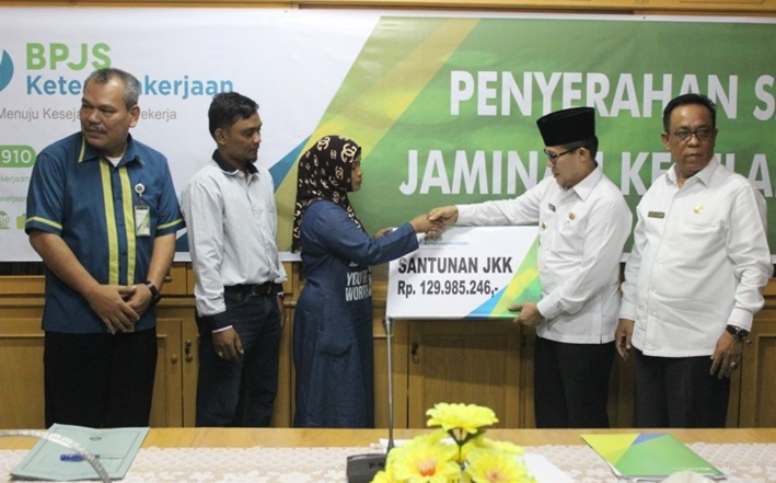 BPJS Naker Dumai Serahkan JKK Rp129 Juta Korban Kecelakaan 