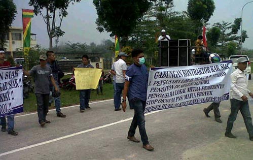 Merasa Dianak-tirikan, Puluhan Kontraktor Demo Pemkab Siak 