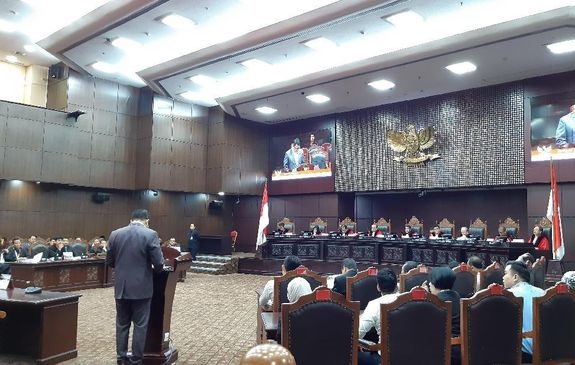 Saor Kritik Hakim MK Abaikan Arteria Dahlan Main HP di Sidang