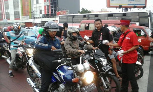 DPD-PDIP Provinsi Riau Bagikan Takjil 