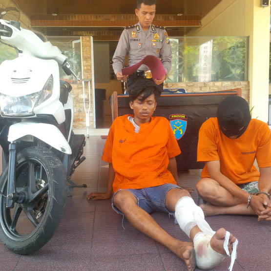 Ditembak Dua Kali Begal Bersajam Baru Menyerah 