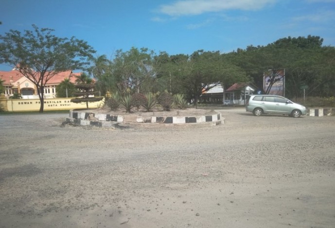 Jalan Menuju Gedung DPRD dan Walikota Dumai Tak Kunjung Diperbaiki