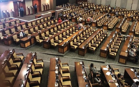 Paripurna DPR soal APBN Molor dan Setengah Kursi Lebih Kosong