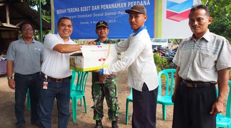 Chevron Serahkan Bibit Jagung pada Kelompok Tani Bukit Kapur, Dumai