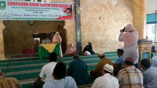 Ratusan Dhuafa dan Anak Yatim Kelurahan Balik Alam Terima Santunan 