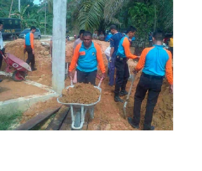 HUT ke-69 Bhayangkara, Personil Polres Inhu Gotong Royong di Masjid Desa Kota Lama 