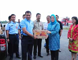 Serahkan Bantuan, Sisilita Arsyadjuliandi: Petugas Lapangan Juga Butuh Asupan Gizi