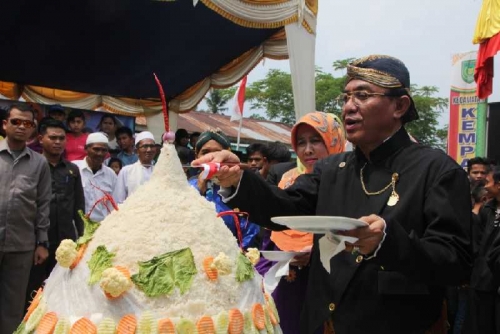 Hadir dalam Acara Grebeg Suro di Kempas, Bupati Inhil Ajak Masyarakat Berdoa Agar Dapat Keberkahan d