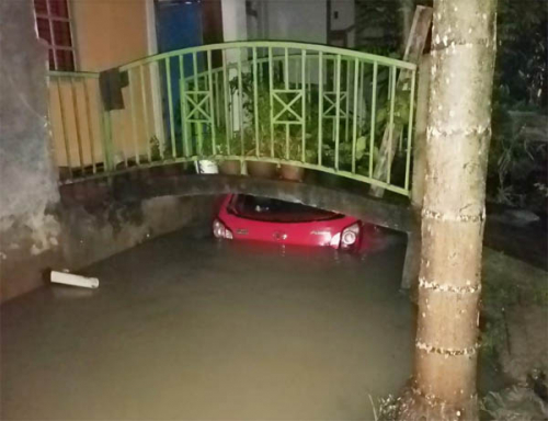 Hujan Lebat, Satu Unit Mobil Agya Merah Terseret Arus Banjir di Jalan Srikandi Tampan 