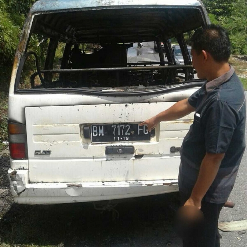 Minibus Pembawa Mahasiswa Stikes Hangus Terbakar di Kampar