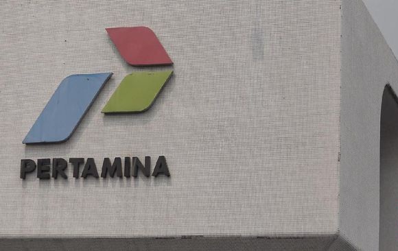 Tersangka Korupsi Pertamina Buron, Pelimpahan Berkas Mandek