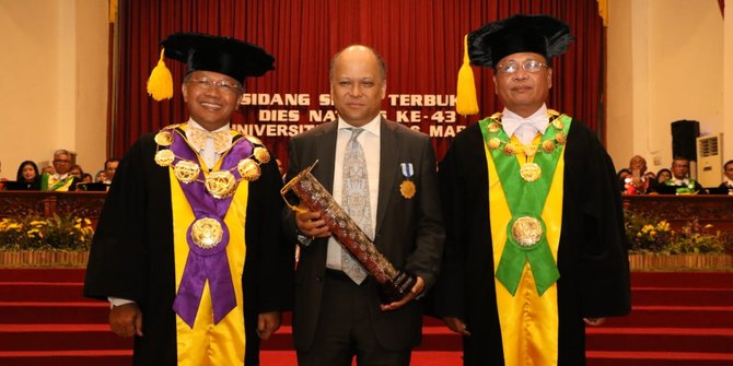 BJ Habibie Dirawat di Rumah Sakit, Pemberian UNS Award Diwakilkan Ilham Habibie 
