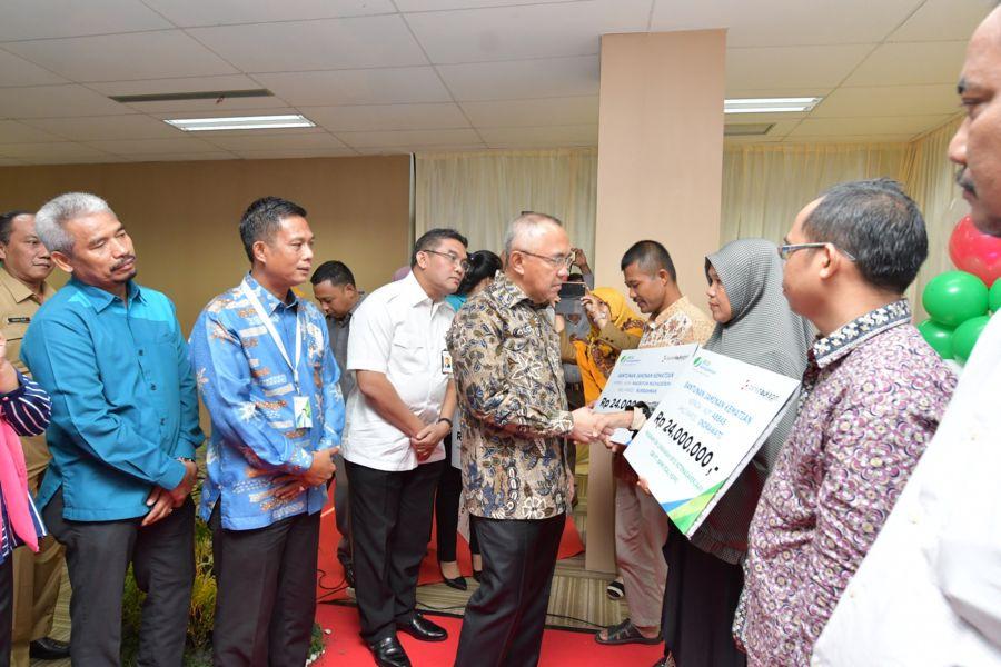 Bank Riau Kepri Bersama BPJS Ketenagakerjaan Serahkan Santunan Kepada Ahli Waris 