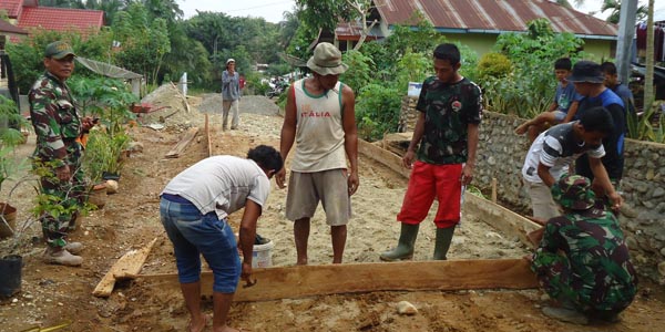 Jajaran Kodim 0313/KPR Bangun Semenisasi Jalan 400 Meter di Suka Maju