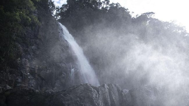 Menikmati Debur Air Terjun Segenter di Lombok 