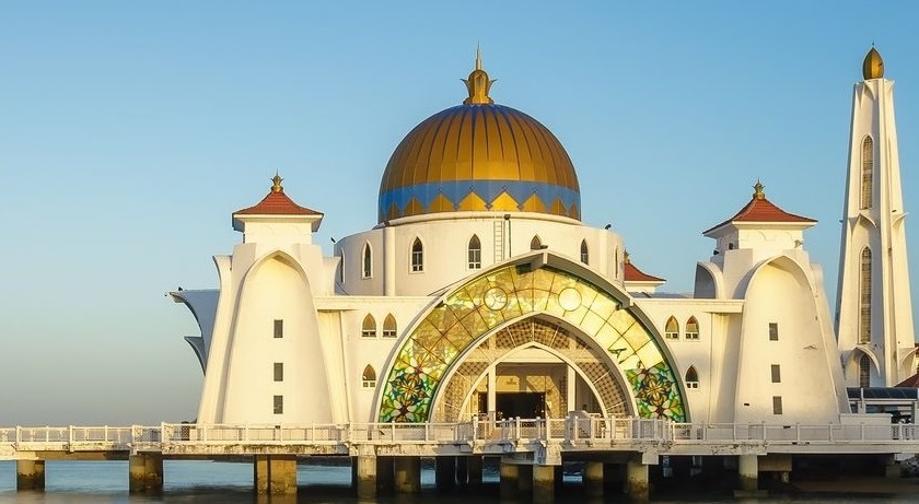 Ini Masjid Terapung di Selat Terpanjang Dunia 