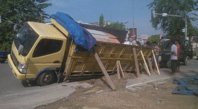 Mobil Colt Diesel Terperosok di Bekas Galian Pipa Air Minum PT IKPP 