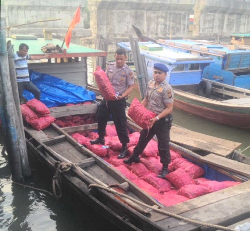 Polisi Dumai Tangkap Kapal Bermuatan 300 Kampit Bawang Merah
