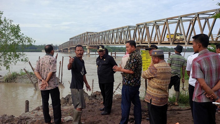 Wabup Rohil Tinjau Progres Pembangunan Turap