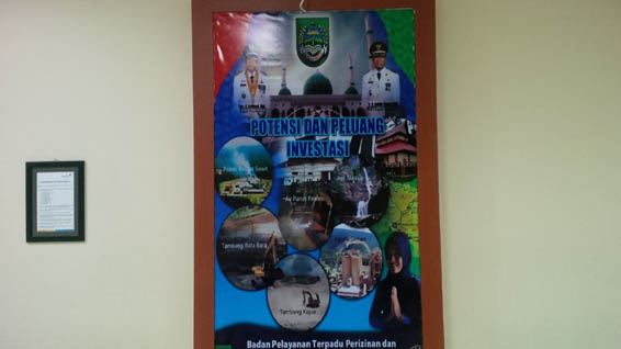 Materi Promosi Pemkab Rohul di Bandara SSK II Masih Pajang Foto Achmad-Hafith Syukri