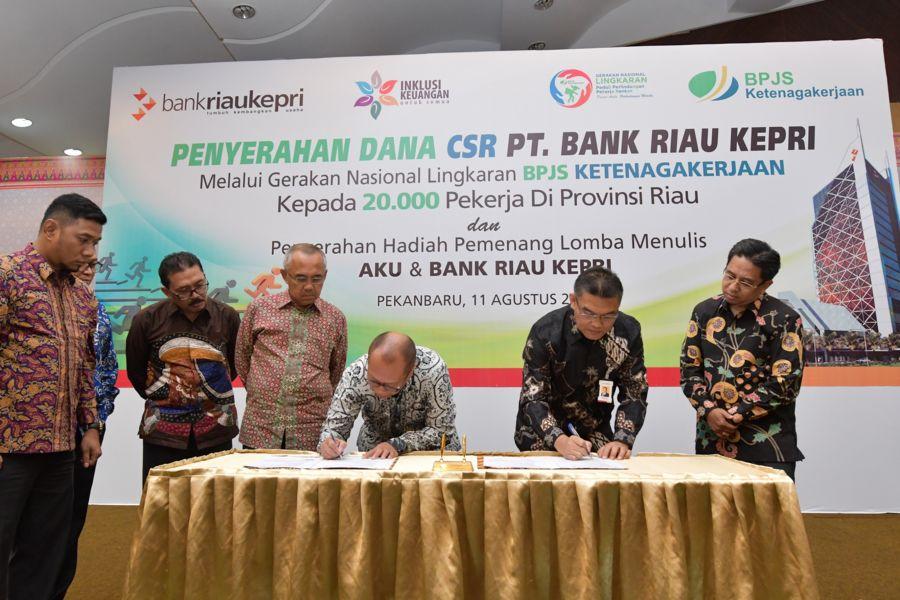 Bank Riau Kepri Salurkan Dana CSR Kepada 20 Ribu Tenaga Kerja Dalam Program GN Lingkaran 