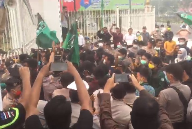 Demo Minta Syamsuar Mundur, Mahasiswa HMI Bentrok dengan Aparat Kepolisian 