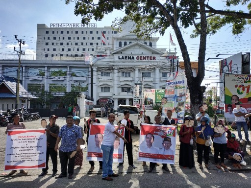 Puluhan Pendukung Jokowi Ikut Sambut Kedatangan Prabowo