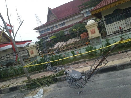 Tower Internet di Kantor Bupati Pelalawan Tumbang, Satu Pekerja Tewas Terhempas 