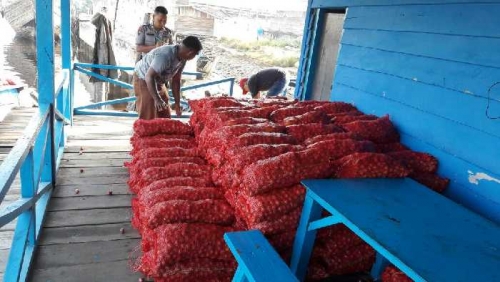Dikejar Polisi, Kapal yang Membawa 350 Karung Bawang Ilegal Dikandaskan, Nahkoda Berhasil Kabur 