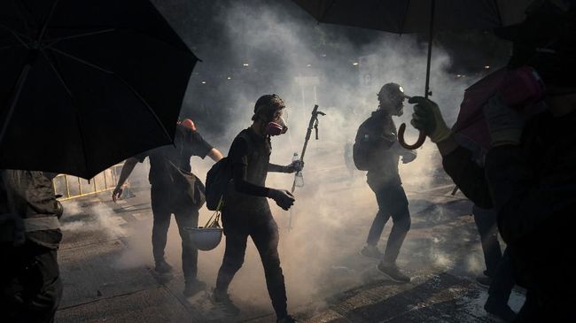 Polisi Hong Kong Tembak Dada Demonstran Tersiar Langsung 