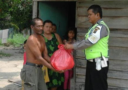 HUT ke-60, Satlantas Polresta Pekanbaru Bagi Sembako ke Warga Miskin