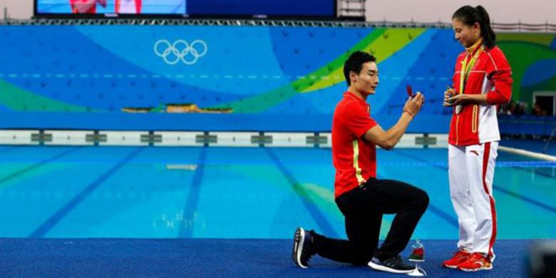 Atlet Putri Ini Dilamar di Muka Umum Usai Pengalungan Medali Olimpiade 
